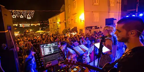 25 Days Total Europe: Austria, the Mediterranean & Ancient Athens | G Adventures 18-35's